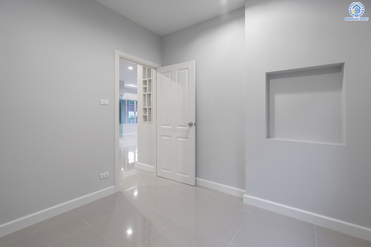 บ้านมือสองตกแต่งใหม่ ม.วิลล่าการ์เด้น1 รัตนาธิเบศร์ หลังมุม เนื้อที่ 64.1 ตร.ว. ฟังก์ชัน 4 ห้องนอน 3 ห้องน้ำ 2 ที่จอดรถ บนทำเลเดินทางสะดวก เชื่อมต่อถนนรัตนาธิเบศร์, ถนนราชพฤกษ์, ถนนกาญจนาภิษก ใกล้เซ็นทรัลเวสต์เกต รถไฟฟ้าสายสีม่วง "สถานีบางพลู" และ ทางด่วน "กาญจนาภิเษก"